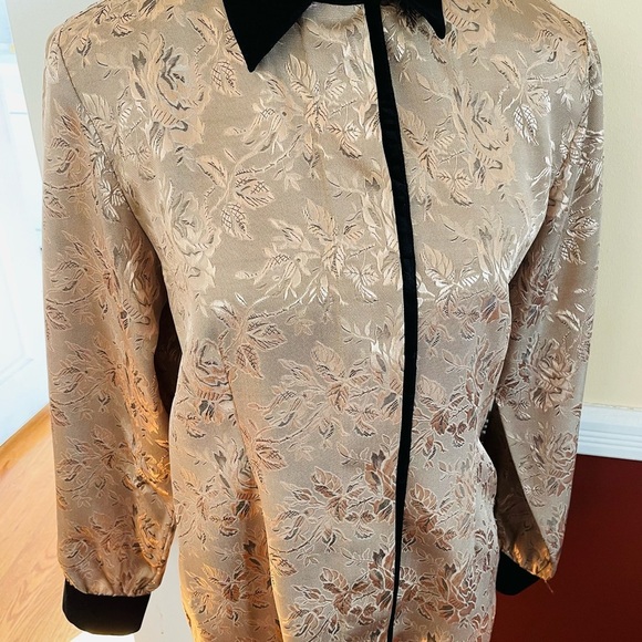 Vintage Susan Hutton gold floral blouse with black velour trim on collar/cuffs - Picture 5 of 6